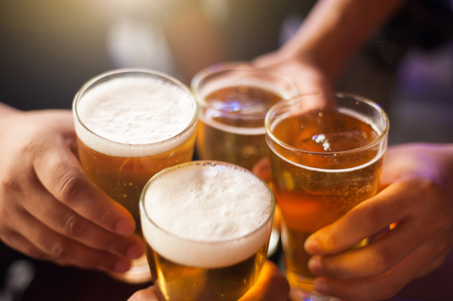 Bierbecher stoßen an Bierbecher stoßen an
